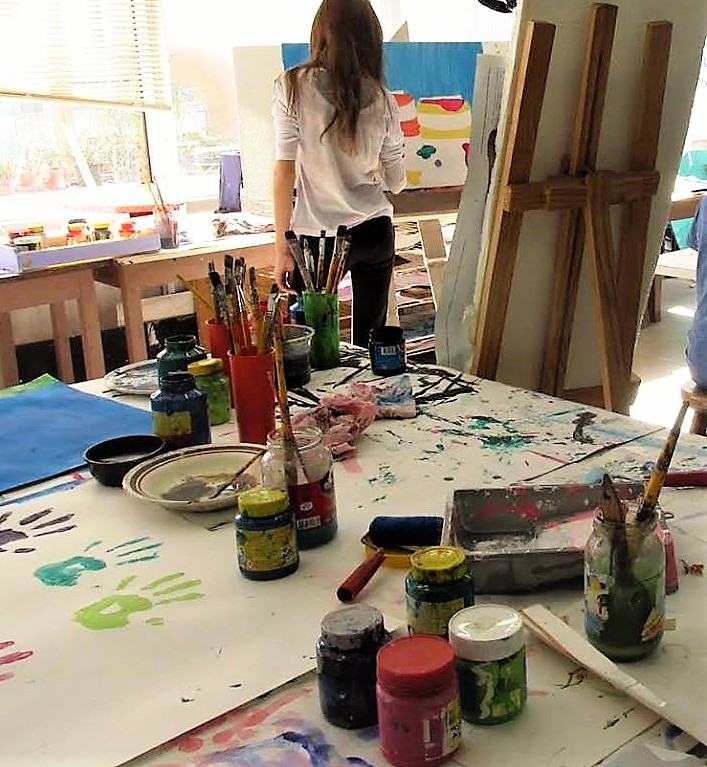 O centro cultural recebeu projetos de oficinas nas áreas de artes visuais, teatro, música, dança e circo
